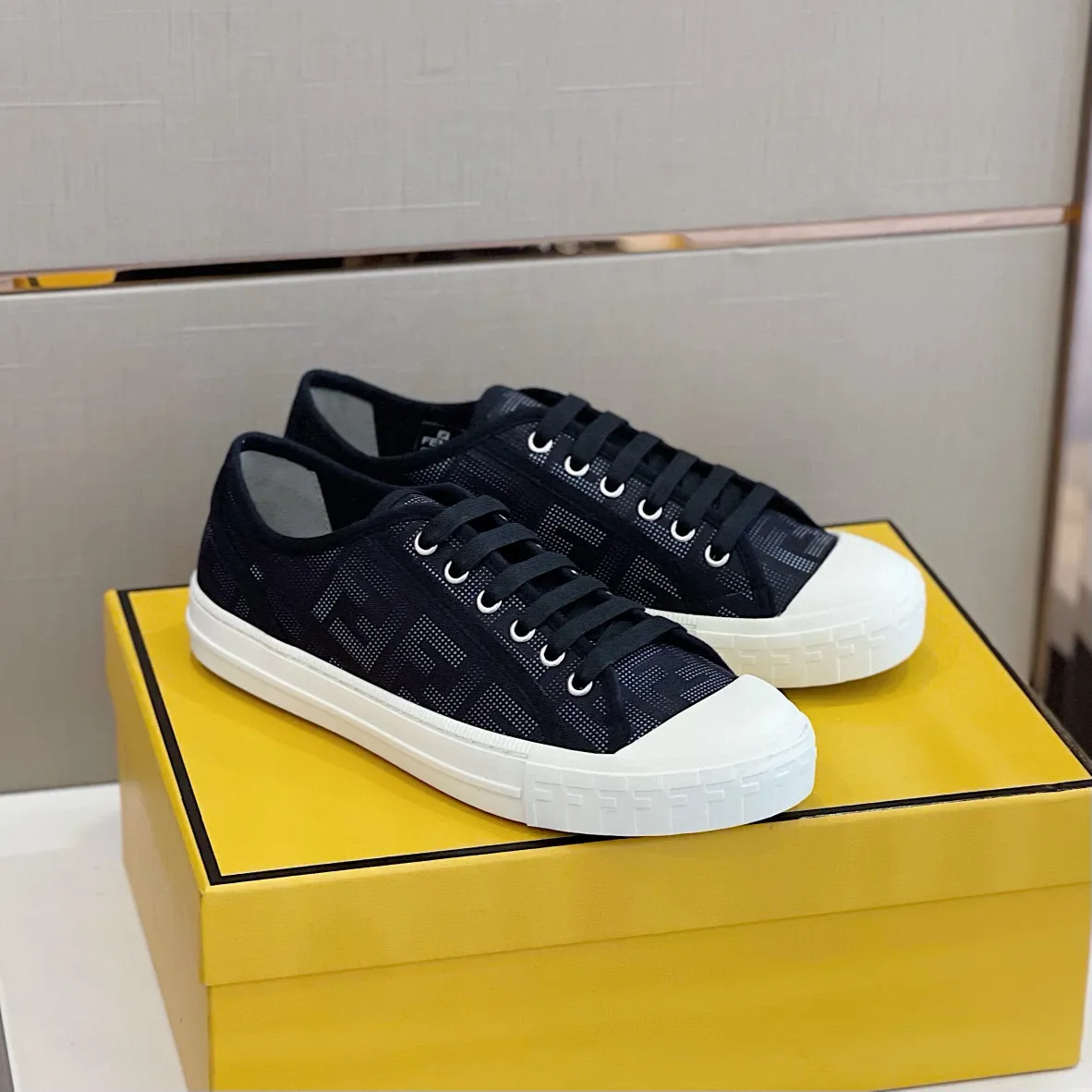 Factory price: 380 new Fendi Fendǐ Domino sneakers with jacquard FF pattern, embossed FF pattern on the toe, canvas upper, T men's men's shoes 💰U customized outsole Size: 38-45, (45 customized)
